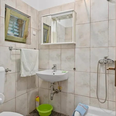 بيت للعطل House Mirta *